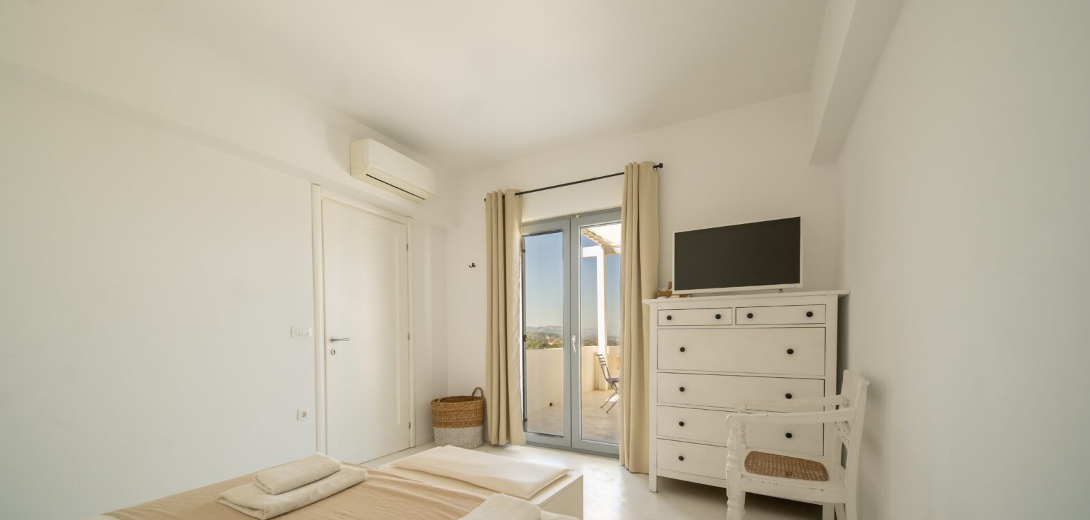 BEDROOM 1 (FIRST FLOOR)