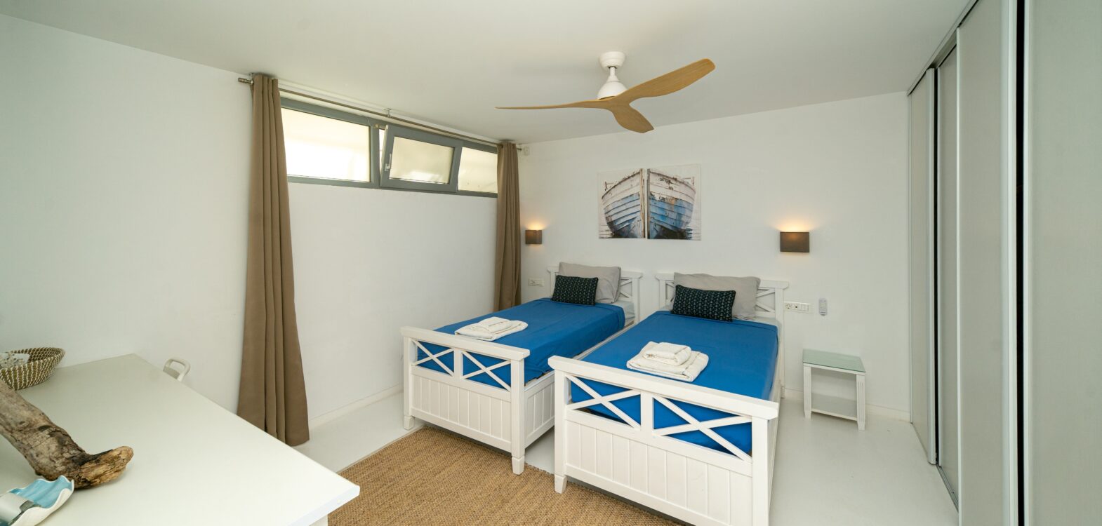 TWIN BEDROOM IN SEMI BASEMENT