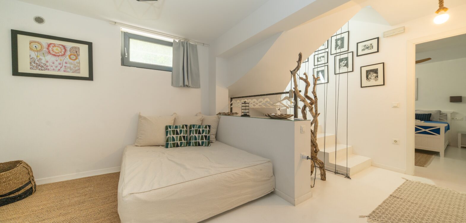 SEMI BASEMENT QUEEN BED